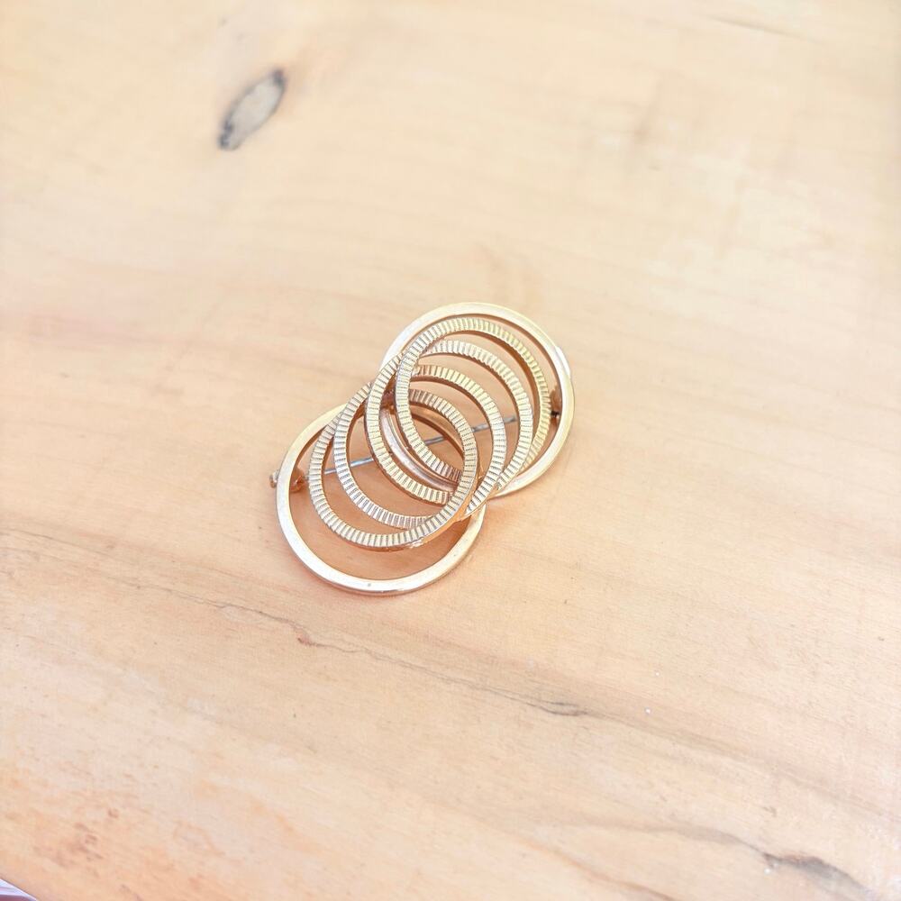 Vtg 1970s Interlocking Multi Loop Brooch Gold Tone Ribbed Polished Circle